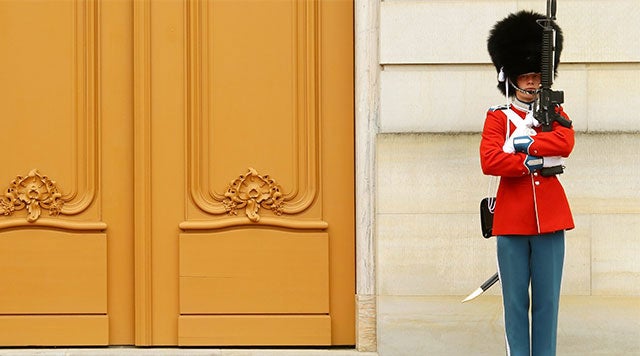 El Cambio de Guardia en el Palacio Real Un Espectáculo de Historia y Tradición